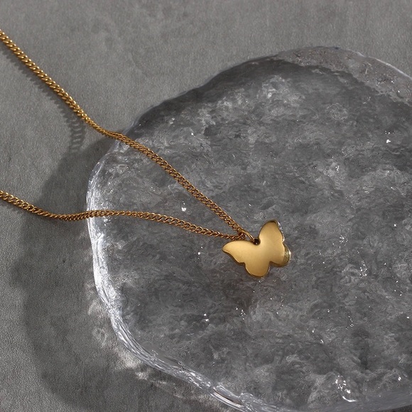 ◾️18K Gold Plated Luxury Shiny Butterfly Pendant Necklaces - Picture 4 of 7